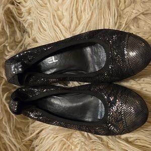 Elegant Black & Gold Chanel Women's Pump COA Included Size 7.5 / 38